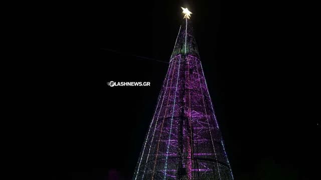 40 Meter hoher Weihnachtsbaum in Chania beleuchtet