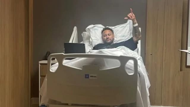 Neymar se somete a una exitosa cirugía de rodilla