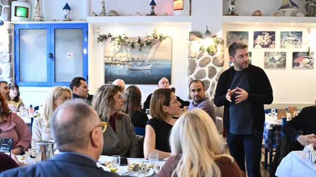 安德鲁拉基斯：对选举和泛希腊社会主义运动战略的预测