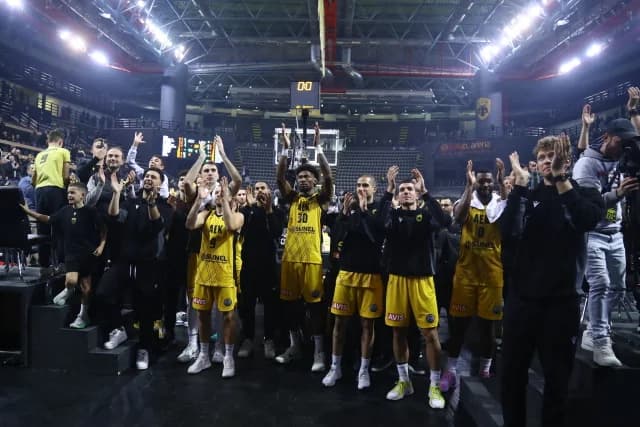 Reversal: AEK - Aris Game with Fans in Basket League