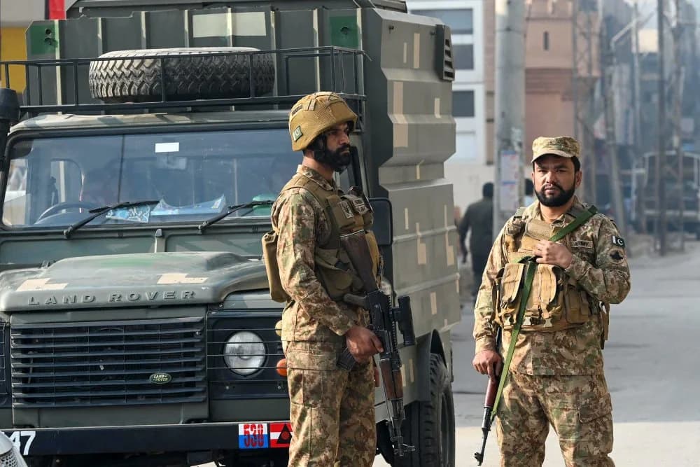 Emboscada mortal en Pakistán: cinco policías muertos
