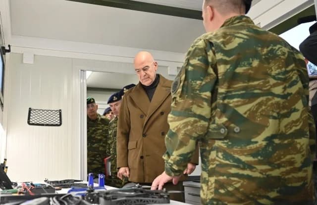 Dendias besucht zweite Drohnenproduktionseinheit in Xanthi