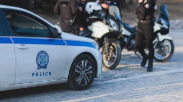 Prisión preventiva para 12 detenidos por tráfico de drogas en escuelas de Ática