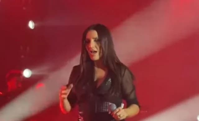 Incidente de Julia Kallimani en un show en vivo en Creta: Le lanzaron flores y agua en el escenario