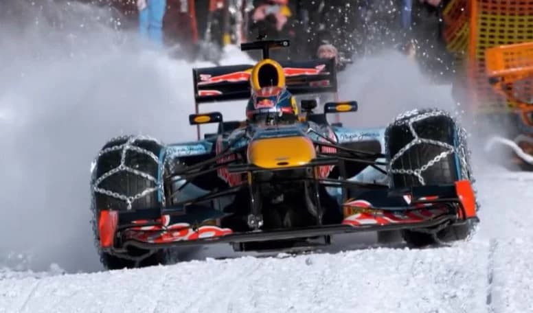 Verstappen driftet mit Red Bull Formel-1-Wagen in den Alpen