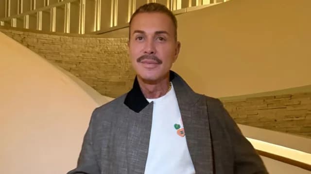 Λάκης Γαβαλάς: «Στη φυλακή πήγαινα ως Βουγιουκλάκη και τους έλεγα 'ακρίστε, χωριανοί!'»
