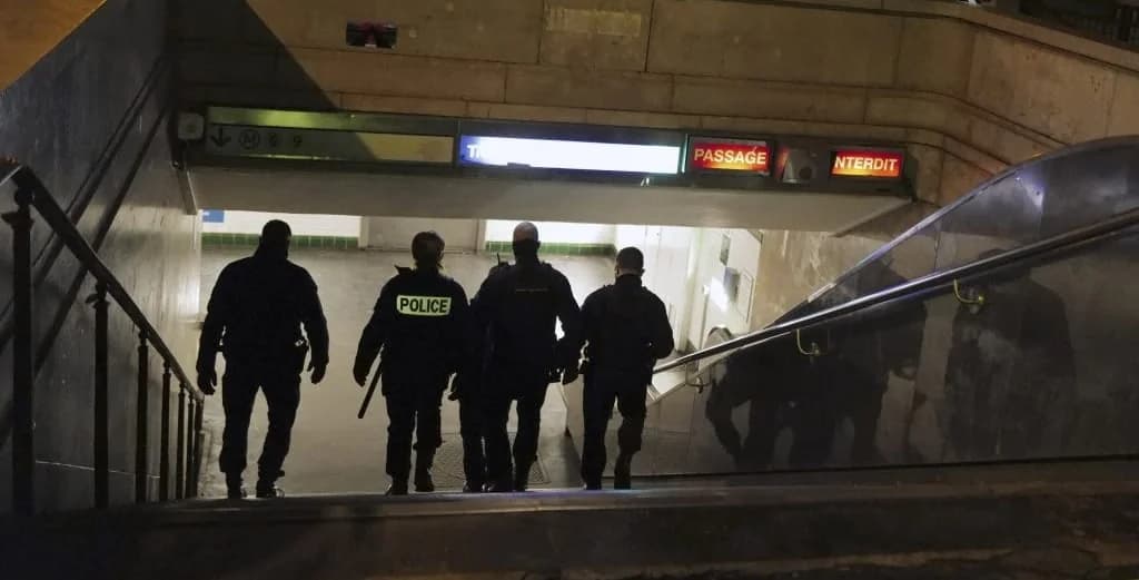 Messerangriff in Pariser Metro: Drei Frauen verletzt