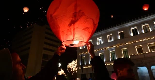 Atenas: Miles de faroles iluminan la 'Noche de los Deseos'