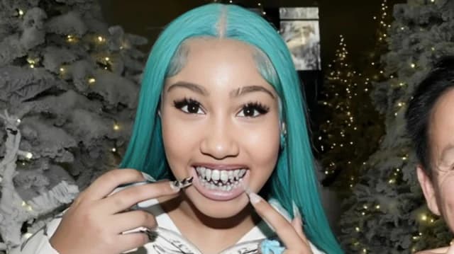 North West: Posen mit blauen Haaren und Diamant-Grillz