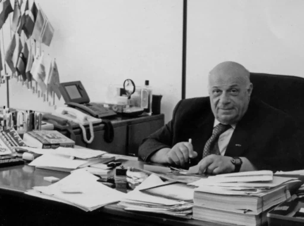 Tatar-Serdar Clash Over Denktash's Office