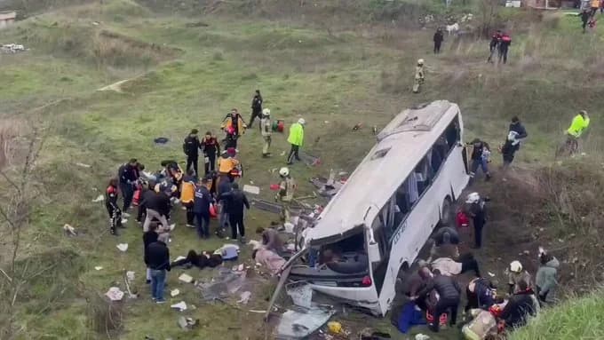 Τουρκία: Λεωφορείο έπεσε σε χαντάκι στην Κωνσταντινούπολη – Τρεις νεκροί, 10 τραυματίες