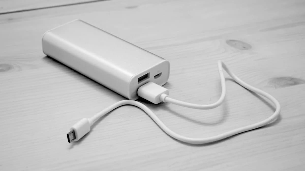 Feuer in Aglantzia Haus durch Powerbank verursacht – Bedenken und Warnungen
