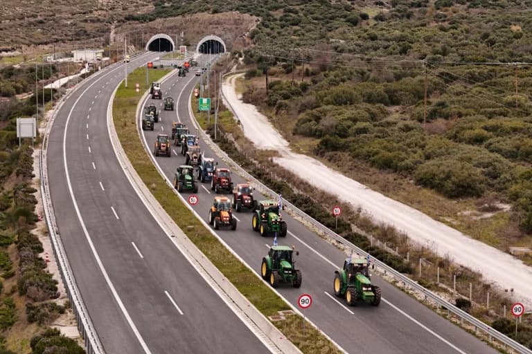 חקלאים: ציאראס מעביר את האחריות חזרה למחסומים