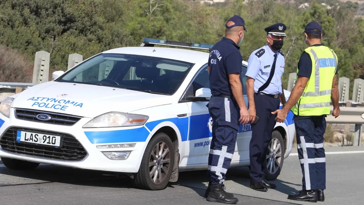 Confusión con el uniforme policial en Chipre: Directiva de corbata y zapatos de vestir para enfrentamientos