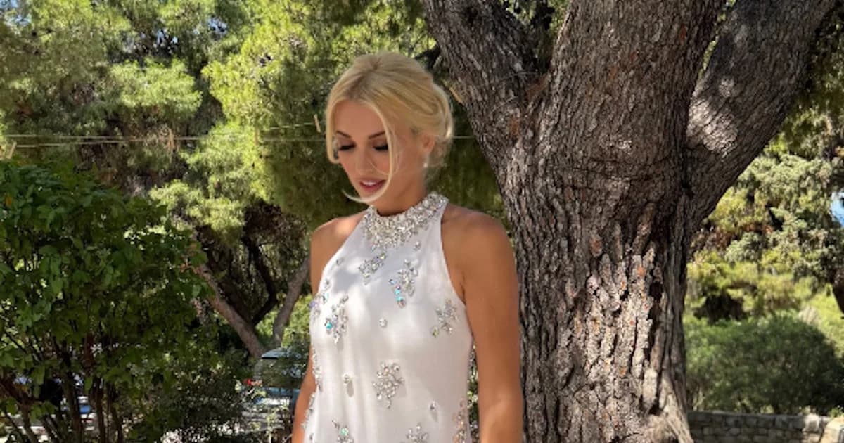 Λευκό μίνι φόρεμα για την Κωνσταντίνα Σπυροπούλου στη βάφτιση του γιου της