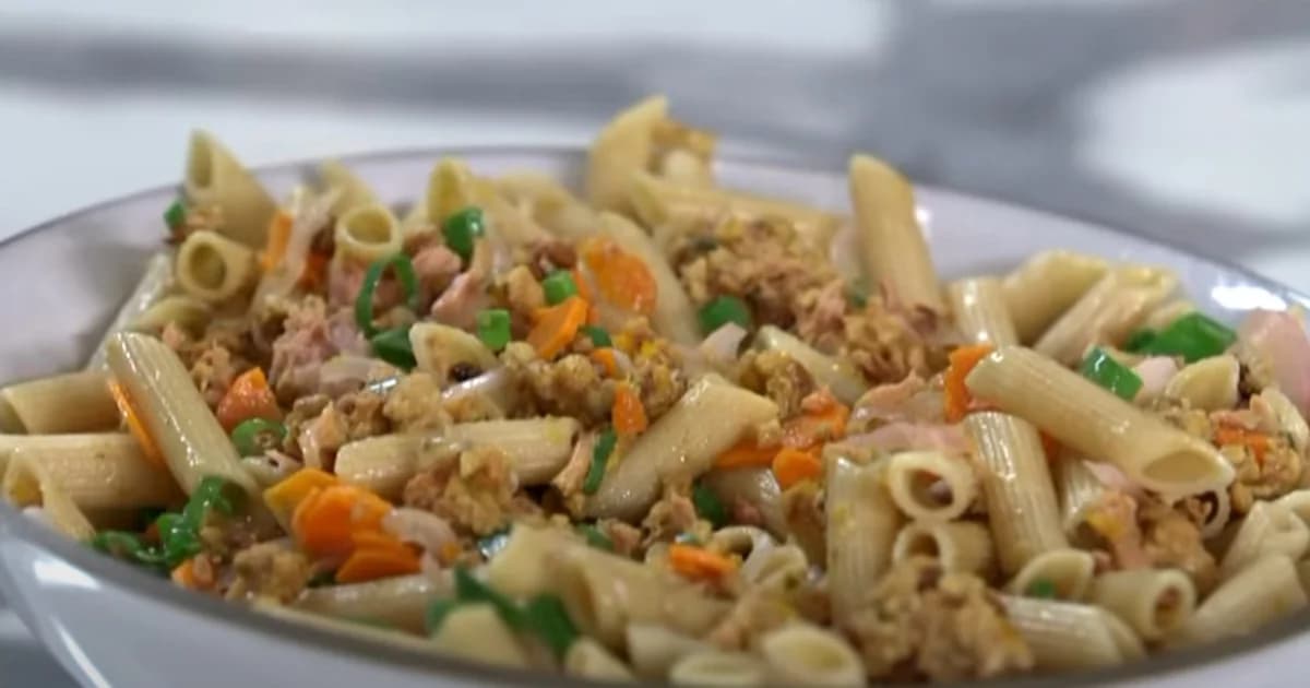 Nudelsalat mit Thunfisch und eingelegtem Gemüse – Ein Rezept von Akis Petretzikis