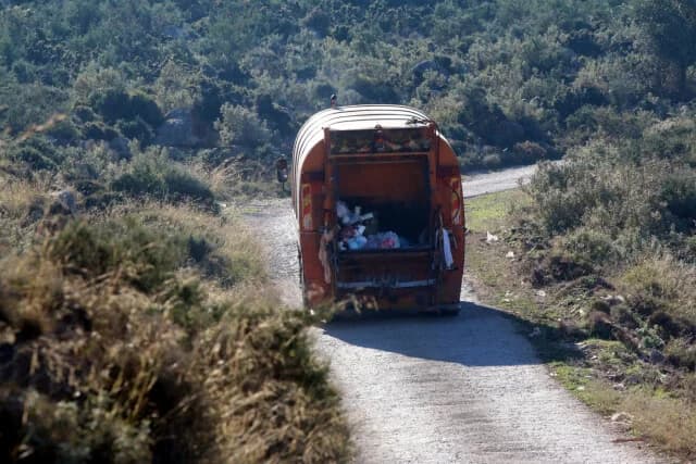 Acharnes: Roma Injure Garbage Truck Employee with Stone