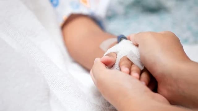 Θετική εξέλιξη: Εκτός κινδύνου το τρίχρονο κορίτσι με εγκεφαλίτιδα στον Βόλο