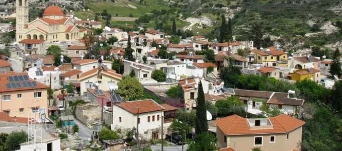 Finanzchaos in Agios Tychonas: 8 Millionen Euro Schulden und ungeklärte Probleme