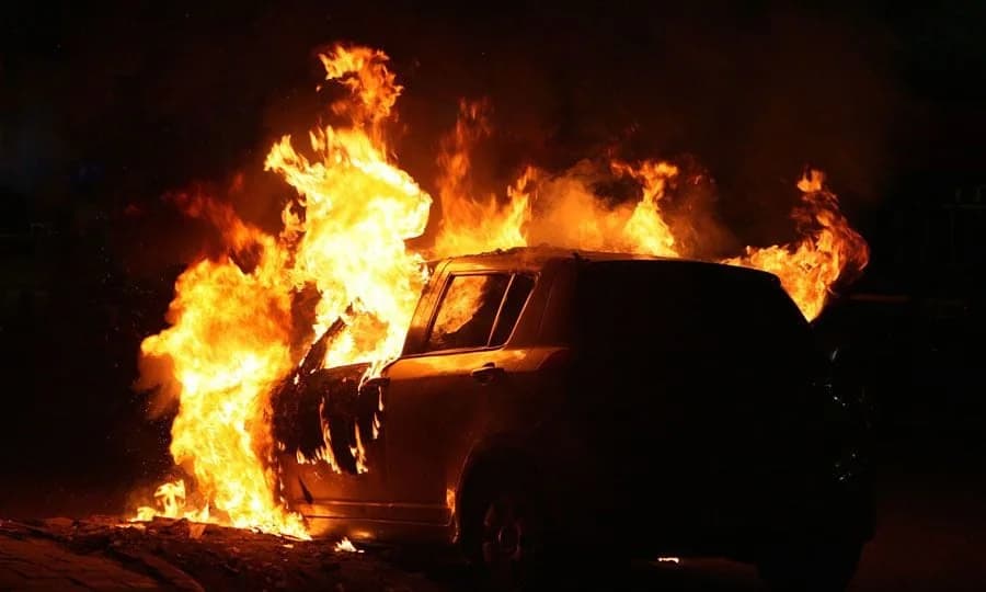 Larnaca: Two Vehicles Destroyed by Fire