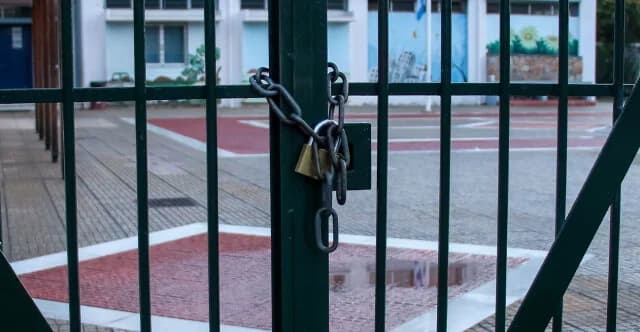 Patras: Un niño de 12 y otro de 13 años atacan a un joven de 15 años frente a una escuela