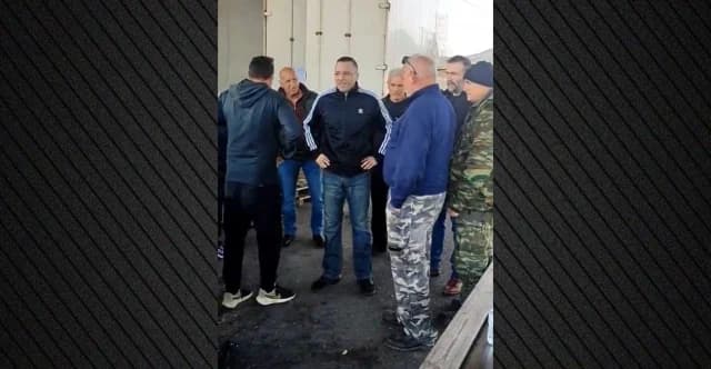 Ilias Kasidiaris Visita un Bloqueo de Agricultores Durante su Permiso