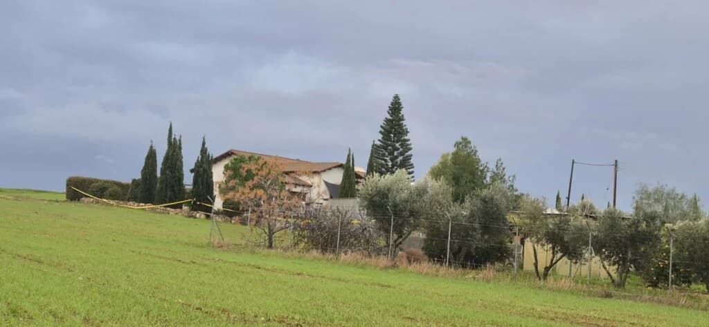 Paralimni: Ataque con arma automática contra una casa