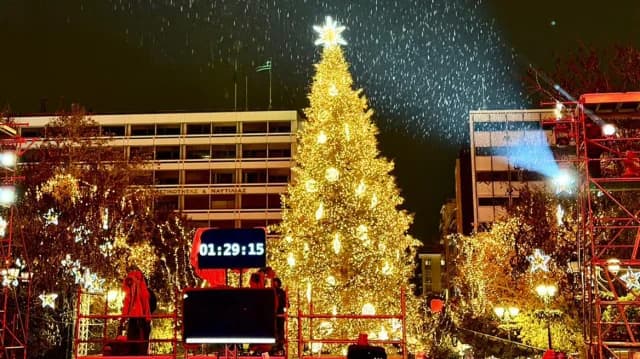Año Nuevo en Atenas: Celebraciones a pesar del aguanieve – Imagen en vivo desde la Plaza Syntagma