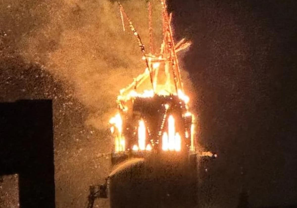 Amsterdam: Turm der historischen Vondelkerk-Kirche stürzt nach Brand ein