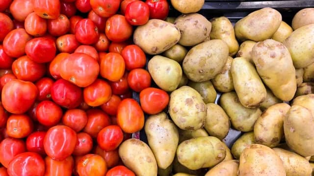 למה אסור לאחסן עגבניות ותפוחי אדמה ביחד