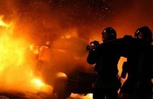 Пожар автомобиля в Строволосе в новогоднее утро