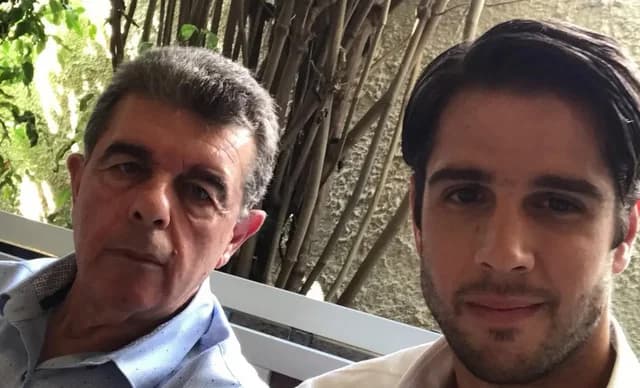 Vasilis Simos: Padre muere en accidente de tráfico