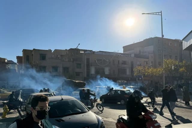 שישה הרוגים בהפגנות באיראן על רקע עליית מחירים
