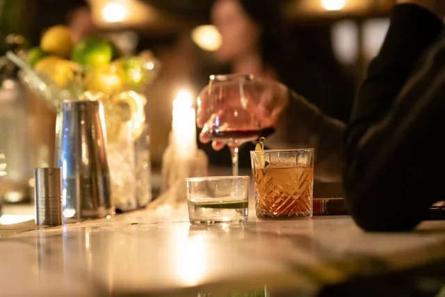 Salónica: Un hombre de 43 años acosa a una joven de 20 en un bar y es agredido