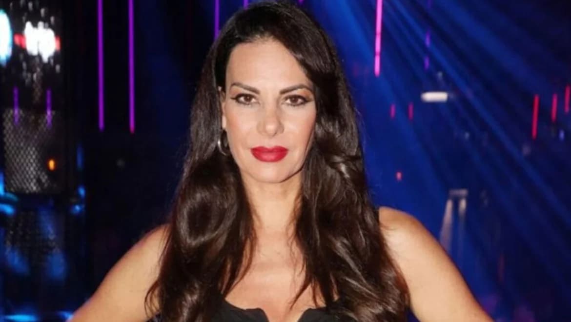 Evi Vatidou: Comparte un Momento con sus Hijos en la Primera Foto de 2026