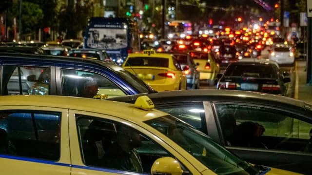 Massenkarambolage mit vier Fahrzeugen auf der Kifisos Avenue, Verkehrsbehinderungen