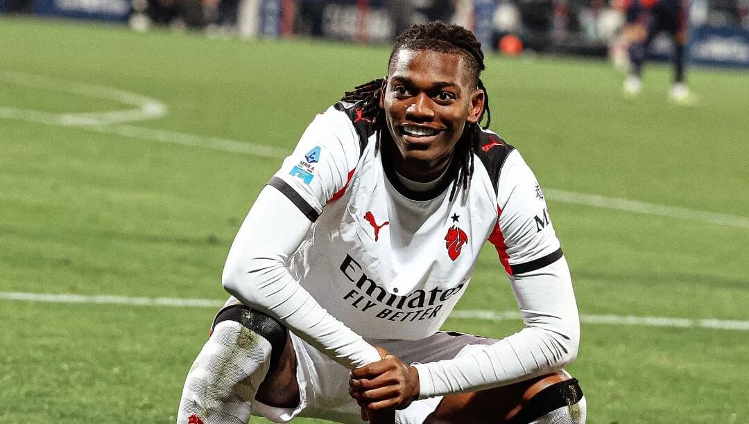 Gol de Leão da la victoria al Milan sobre el Cagliari y el liderato