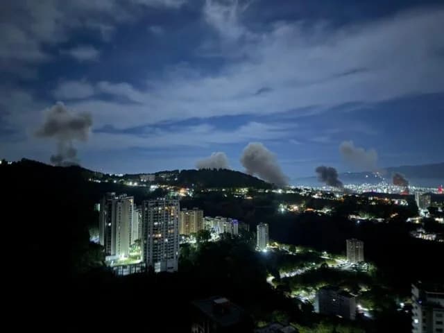 Explosionen und Luftalarmsirenen in Caracas, Venezuela