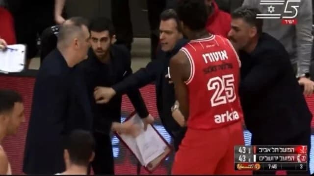 Έκρηξη Ιτούδη κατά διαιτητών: Τον συγκράτησε ο Οτούρου