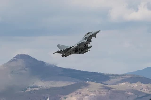 Gemeinsamer Luftangriff Großbritanniens und Frankreichs gegen ISIS in Syrien