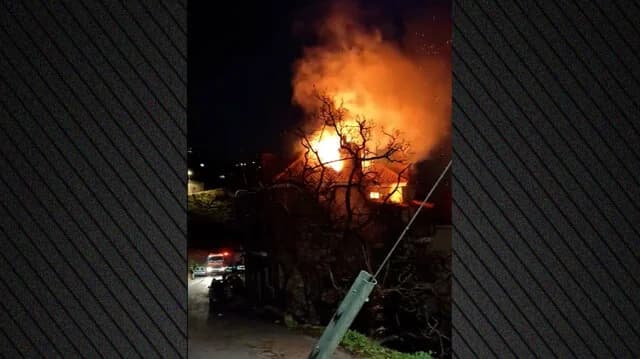 Дом охвачен пламенем в Арахове – Смотрите видео