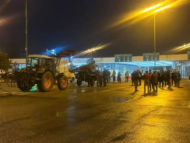 Αγροτικά μπλόκα: Κλειστοί οι δρόμοι σε Ευζώνους και Προμαχώνα για φορτηγά