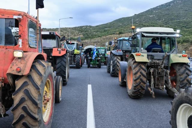 חקלאים חוסמים את גשר ניקאיה, ההפגנות מסלימות