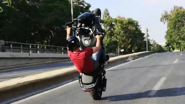 Griechische Polizei sucht jungen Mann wegen gefährlicher Stunts in Athen