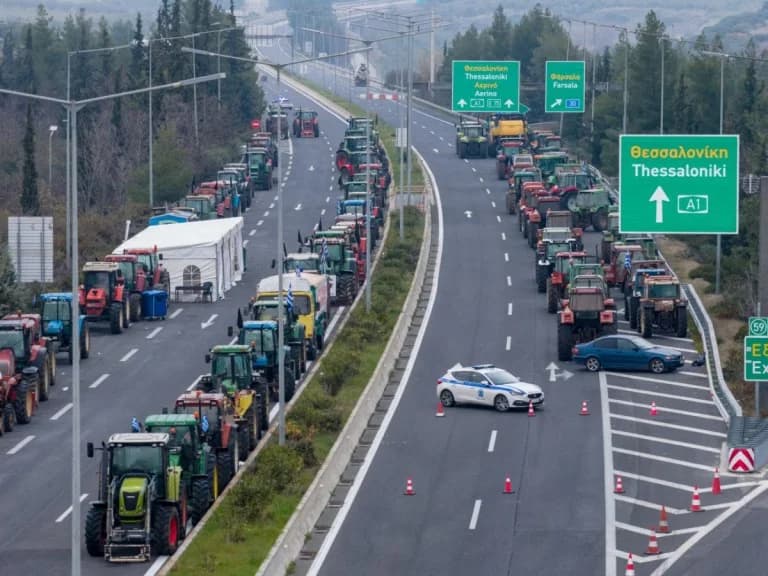 Αγρότες: Κλιμακώνουν τις κινητοποιήσεις παρά τις απειλές της κυβέρνησης
