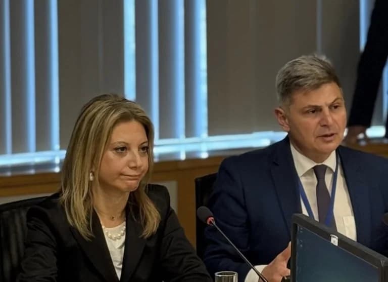 Coqueteo político Karystianou-Farantouris: Contradicciones sobre colaboraciones