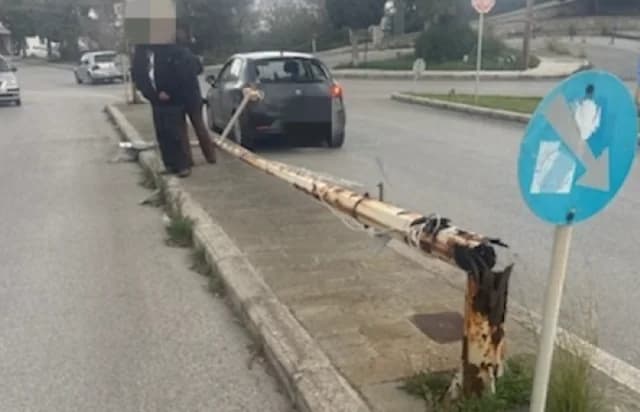 Rhodos: Lichtmast fällt auf fahrendes Auto
