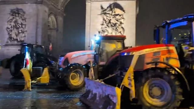 Γαλλία: Αγρότες με τρακτέρ έφτασαν στον Πύργο του Άιφελ στο Παρίσι