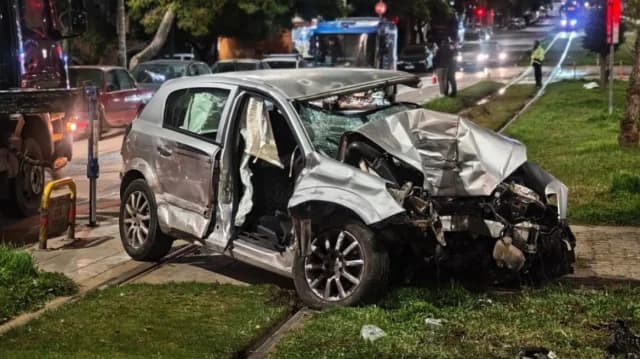 Nea Smyrni: Auto prallt gegen Straßenbahnmast - Video