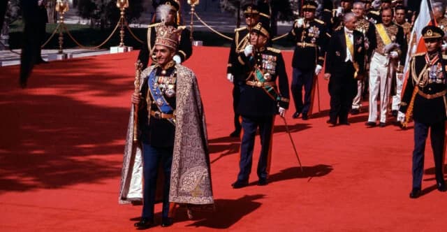 Παχλαβί: Η δυναστεία που ονειρεύεται την επιστροφή στο Ιράν